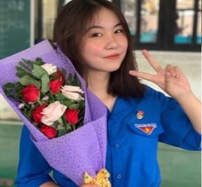 O bebê travesso de Chang Lam Vinh Tuc mostra as mercadorias