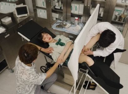 O vizinho lascivo pressionou o jovem na cama e fodiu até ficar entorpecido